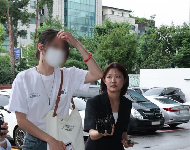 6·3 지방선거 개표소로 사용된 올림픽공원 핸드볼경기장 문 앞에서 체육단체 직원들의 장내 사무실 진입을 막아 업무 방해 혐의를 받는 30대 여성이 10일 서울 송파경찰서에서 조사 받기 위해 출석하고 있다 사진연합뉴스