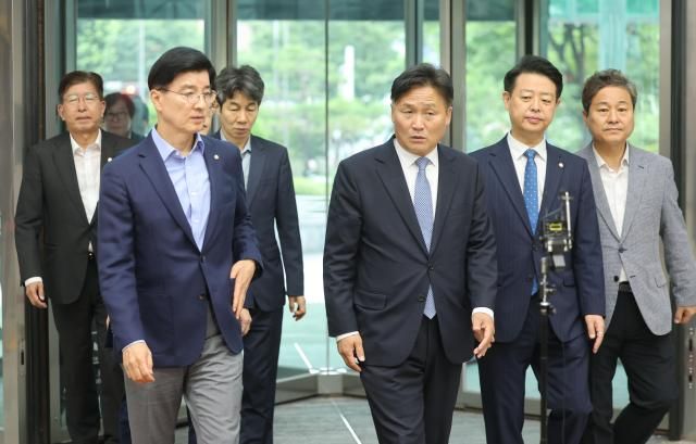 더불어민주당 행안위원들이 10일 장윤기 사건 관련 철저한 수사를 촉구하며 서울 서대문구 경찰청을 방문하고 있다 사진연합뉴스