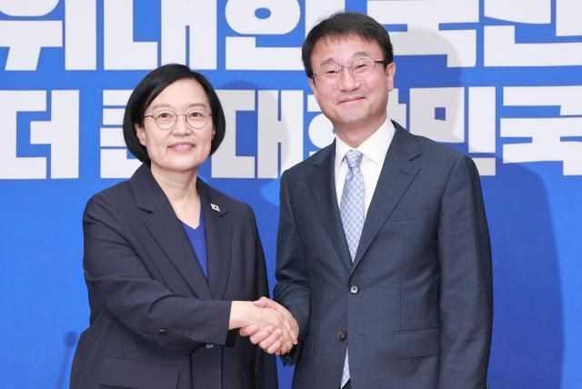 한병도 더불어민주당 당 대표 직무대행 겸 원내대표가 10일 국회를 찾은 한성숙 국무총리와 기념 촬영하고 있다 사진연합뉴스