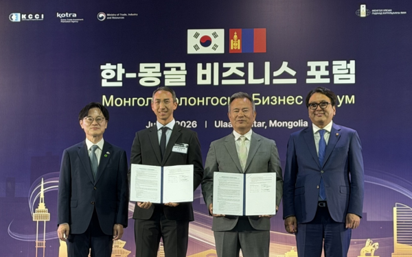 왼쪽부터 김정관 산업통상부 장관 김승언 남양유업 대표집행임원사장 배상곤 막시무스 대표 토그미드 도르지한드 몽골 부총리가 K-푸드 수출 확대를 위한 업무협약을 체결하고 기념 사진을 촬영하고 있다 사진남양유업