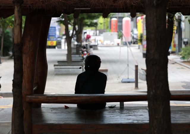 전북 전역에 폭염주의보가 내려진 10일 오후 전북 전주시 완산구 효자동에서 배달 라이더가 그늘 아래에 앉아 휴식을 취하고 있다 사진연합뉴스