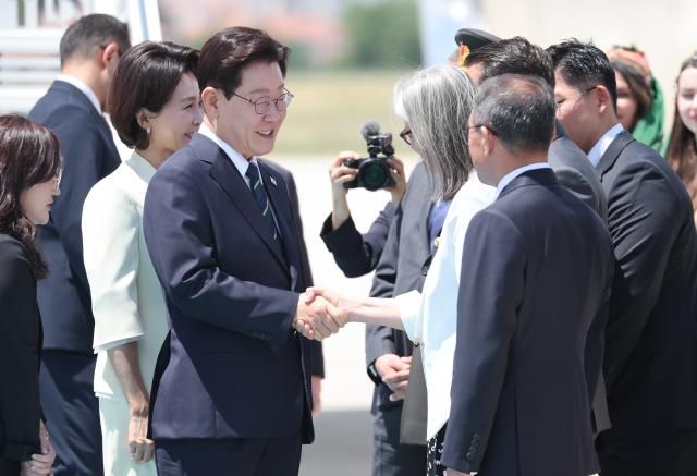 나토NATO·북대서양조약기구 정상회의 참석을 위해 튀르키예를 찾은 이재명 대통령이 7일현지시간 앙카라 에센보아 국제공항에서 영접 인사들과 인사하고 있다 사진연합뉴스