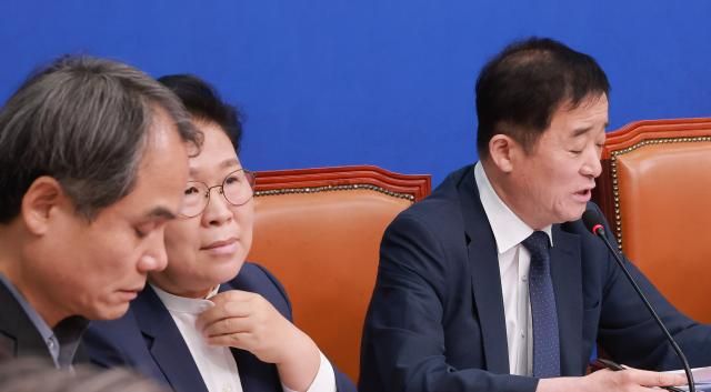 더불어민주당 강득구 최고위원이 10일 국회에서 열린 최고위원회의에 참석해 8·17 전당대회 당 대표 선거에 선호투표제를 도입하는 것과 관련해 발언하는 가운데 문정복·박규환 최고위원이 이를 듣고 있다 사진연합뉴스