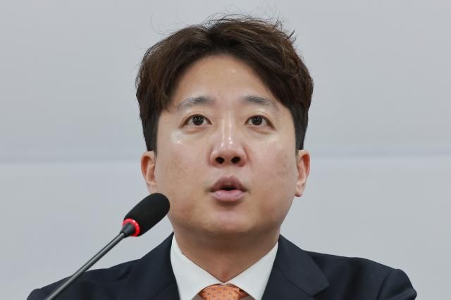 이준석 개혁신당 대표가 지난달 29일 국회에서 열린 최고위원회의에 참석해 발언하고 있다 사진연합뉴스