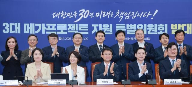 한병도 더불어민주당 당 대표 직무대행 겸 원내대표가 10일 국회에서 열린 민주당 3대 메가프로젝트 지원 특별위원회 발대식에 특위 위원장으로 참석 부위원장을 맡은 민주당 한정애 정책위의장 김경수 전 대통령 직속 지방시대위원회 위원장 등 참석자와 기념 촬영하고 있다 사진연합뉴스