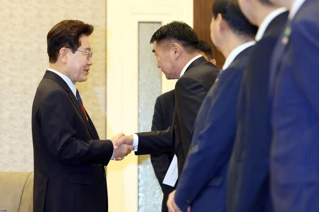 몽골을 국빈 방문 중인 이재명 대통령이 10일현지시간 울란바타르 한 호텔에서 몽골 국회의장과 면담 전 악수하고 있다 사진연합뉴스