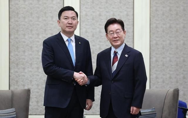몽골을 국빈 방문 중인 이재명 대통령이 10일현지시간 울란바타르 한 호텔에서 냠오소르 오츠랄 총리와 면담 전 악수하고 있다 사진연합뉴스