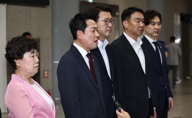 10일 장윤기 사건과 관련해 경찰청을 항의 방문한 국민의힘 장동혁 대표와 의원들이 유재성 경찰청장 직무대행과의 면담장에 취재진 보좌관 등의 출입을 막으며 비공개를 요청하는 경찰과 대치하다 발언하고 있다 사진연합뉴스