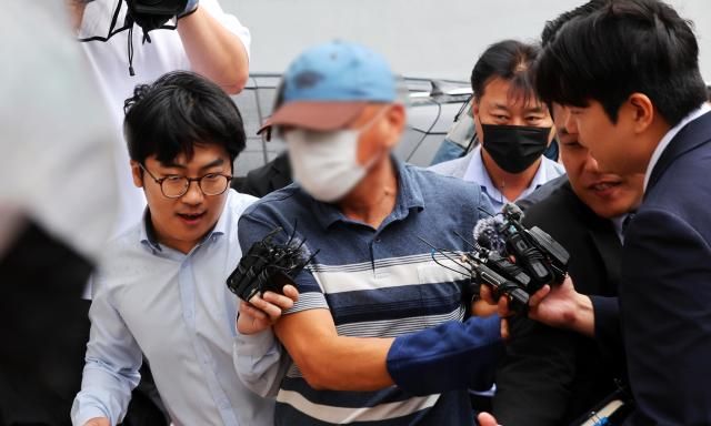  여고생 살해범 장윤기 사건의 증거를 인멸한 혐의를 받는 광주 광산경찰서 수사팀장 A 경감이 8일 오전 전남광주통합특별시 동구 광주지방법원에서 열린 구속 전 피의자 심문영장실질심사에 출석하고 있다 경찰은 A 경감이 장윤기의 차량을 압수수색하는 과정에서 케이블타이를 증거인멸한 혐의로 전날 구속영장을 신청했다사진연합뉴스