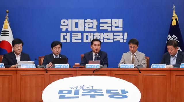 더불어민주당 정청래 대표가 19일 국회에서 열린 최고위원회의에 참석해 발언하고 있다 사진연합뉴스