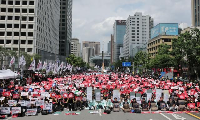 11일 서울 숭례문 앞 세종대로에서 열린 전국공무원노동조합 공무원·교사 노동자대회에서 참석자들이 구호를 외치고 있다 사진연합뉴스