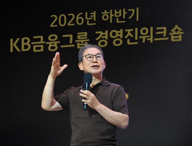 지난 10일 경남 사천 KB 인재니움 연수원에서 진행된 ‘2026년 하반기 그룹 경영진 워크숍’에서 양종희 KB금융그룹 회장이 CEO 특강을 진행하고 있다 사진KB금융그룹
