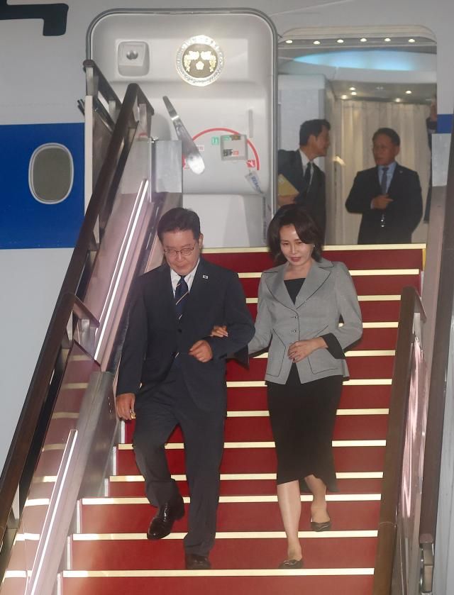 나토 정상회의와 몽골 국빈 방문을 마치고 귀국한 이재명 대통령과 김혜경 여사가 지난 11일 성남 서울공항에 도착한 공군 1호기에서 하기하고 있다 사진연합뉴스