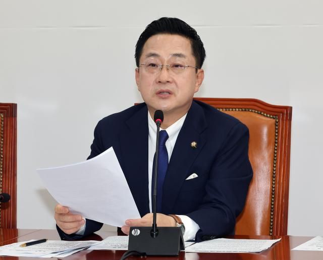 지난 4월 19일 국회에서 열린 윤석열 정권 정치검찰 조작기소 의혹 사건 진상규명 국정조사특별위원회 소속 더불어민주당 기자간담회에서 박성준 간사가 쌍방울 대북 송금 사건과 관련한 설명을 하고 있다사진연합뉴스