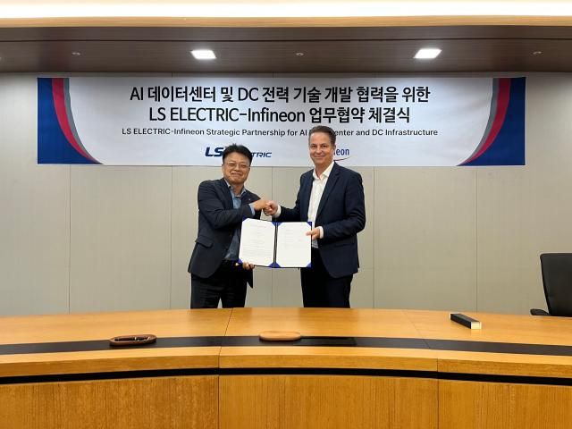 LS일렉트릭은 지난 10일 경기도 안양 LS일렉트릭 RD캠퍼스에서 AI 데이터센터와 직류DC 전력 기술 개발 협력을 위한 업무협약MOU를 체결했다고 밝혔다 사진은 안길영 LS일렉트릭 생산RBD 총괄부사장왼쪽 안드레아스 바이슬Andreas Weisl 인피니언 테크놀로지스 산업·인프라I2 부문 최고영업책임자CSO 겸 수석부사장오른쪽이 체결식 후 기념촬영을 하는 모습 사진LS일렉트릭