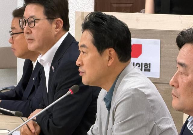 장동혁 국민의힘 대표가 12일 부산 수영구 국민의힘 부산시당에서 열린 6·3 참정권 박탈 사태 부산·경남권 청년·대학생 현장 간담회에 참석해 발언하고 있다 사진연합뉴스