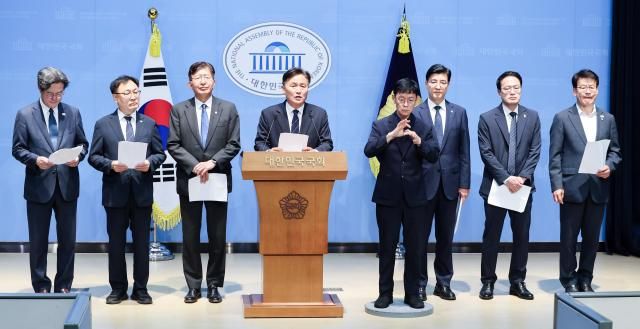 국회 행정안전위원회 소속 더불어민주당 의원들이 13일 국회 소통관에서 기자회견을 열고 장윤기 사건 수사 방해 의혹 규탄과 국회 정상화를 위한 즉각적인 원 구성 합의를 촉구하고 있다 사진연합뉴스