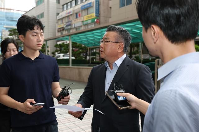 관저 이전 부실 감사 의혹과 관련 직권남용 혐의를 받는 유병호 감사원 감사위원이 조사를 위해 13일 경기 과천 2차 종합특검으로 출석하며 입장을 밝히고 있다 사진연합뉴스