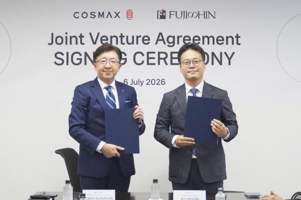 지난 6일 일본 도쿄에서 열린 합작법인 설립 협약식에서 엔도 카즈노리 후지신 대표왼쪽와 어재선 코스맥스재팬 법인장이 기념촬영을 하고 있다 사진코스맥스