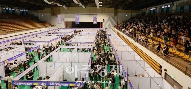 지역 교육청이 개최한 수시 박람회 전경 대입 상담을 위해 많은 수험생과 학부모가 몰렸지만 냉방이 제대로 이뤄지지 않았다 