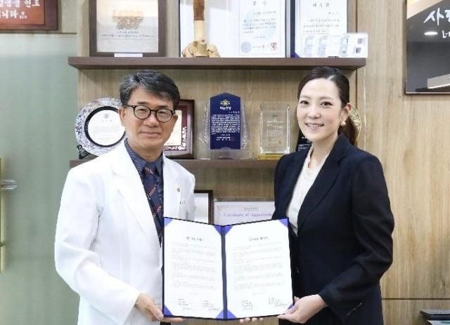 송민영 SHMD 대표오른쪽와 백승호 성수의료재단 이사장이 업무협약을 체결한 뒤 기념촬영을 하고 있다 사진SHMD