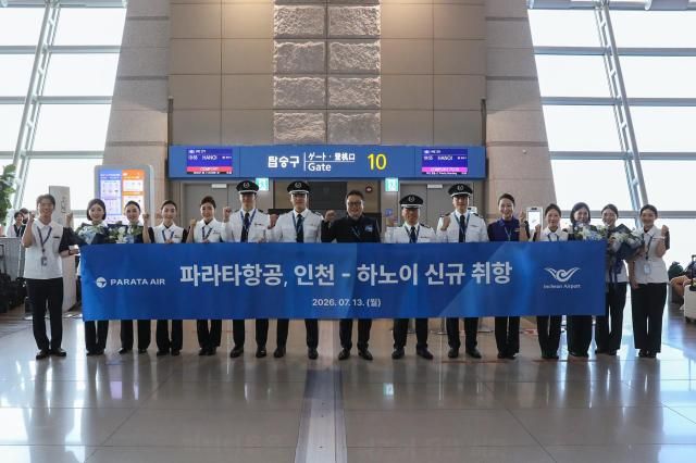 13일 인천국제공항에서 진행된 파라타항공 인천-하노이 신규 취항식에서 윤철민 대표이사가운데와 임직원들이 기념 촬영을 하고 있다 