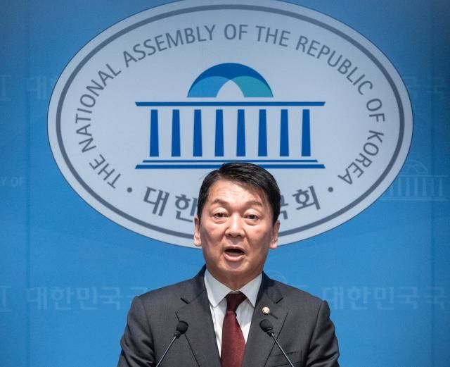 안철수 국민의힘 의원이 지난 12일 국회에서 무소속 한동훈 의원의 국민의힘 복당 반대 기자회견을 하고 있다사진연합뉴스