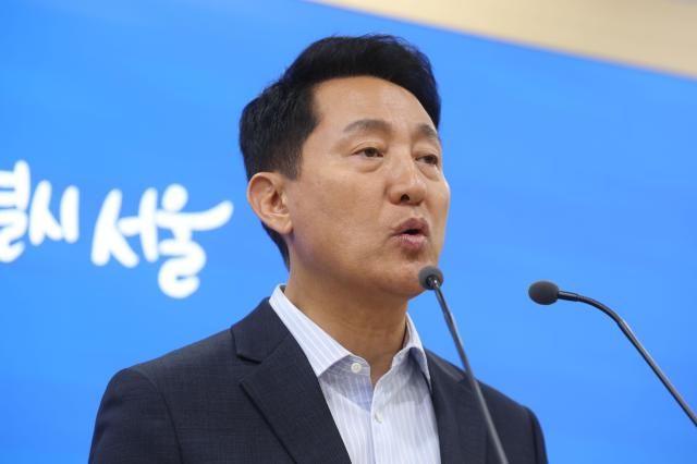 오세훈 서울시장이 14일 서울시청 브리핑룸에서 부동산 정책 관련 국무회의 대정부 건의 사항 브리핑을 하고 있다 사진연합뉴스