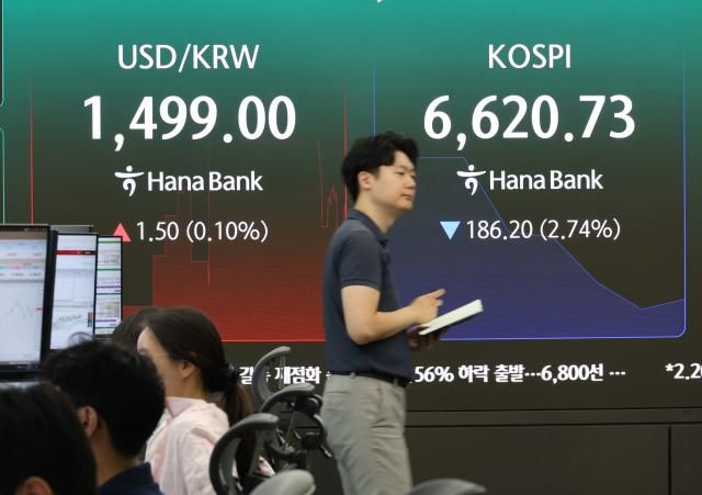 14일 오전 서울 중구 하나은행 본점 딜링룸 사진연합뉴스