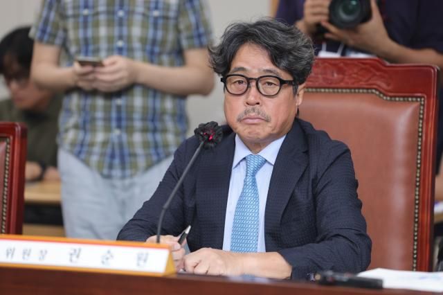 권순원 최저임금위원회 위원장이 14일 정부세종청사 최저임금위원회에서 열린 제14차 전원회의에서 위원들의 발언을 듣고 있다 사진연합뉴스