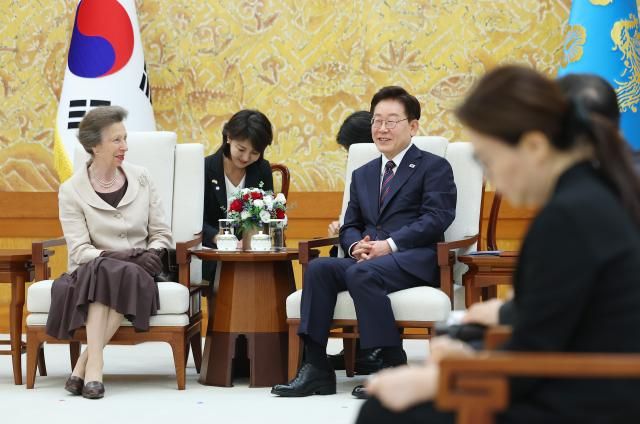 이재명 대통령이 14일 청와대에서 영국 찰스 3세 국왕의 동생 앤 공주를 접견하고 있다 사진연합뉴스