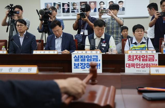 14일 정부세종청사 최저임금위원회에서 제14차 전원회의가 시작되고 있다 사진연합뉴스
