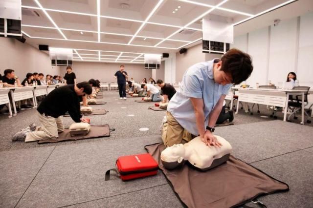 광동제약 임직원들이 광동과천타워 교육장에서 응급처치·심폐소생술CPR 교육에 참여해 실습을 진행하고 있다 사진광동제약