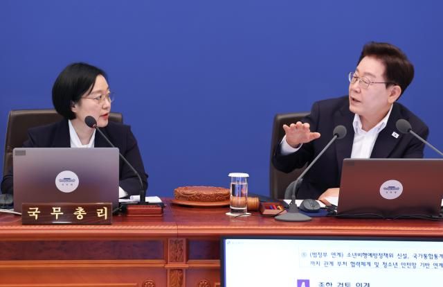 이재명 대통령오른쪽과 한성숙 국무총리가 14일 오전 청와대에서 열린 국무회의에서 의견을 나누고 있다 사진연합뉴스