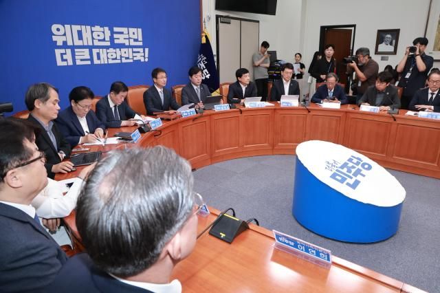 더불어민주당 한병도 대표 직무대행 겸 원내대표가 지난 10일 국회에서 열린 최고위원회의에서 발언하고 있다사진연합뉴스