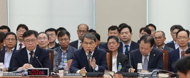 노태악 전 중앙선거관리위원장앞줄 가운데이 14일 국회에서 열린 제9회 전국동시지방선거 투표용지 부족 사태 등 국민 참정권 침해 진상규명 및 선거관리 개혁을 위한 국정조사 특별위원회 제1차 청문회에서 질의에 답하고 있다 사진연합뉴스