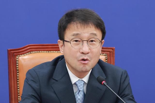 한병도 더불어민주당 대표 직무대행 겸 원내대표가 10일 국회에서 열린 민주당 3대 메가프로젝트 지원 특별위원회 발대식에 특위 위원장으로 참석해 인사말하고 있다 사진연합뉴스