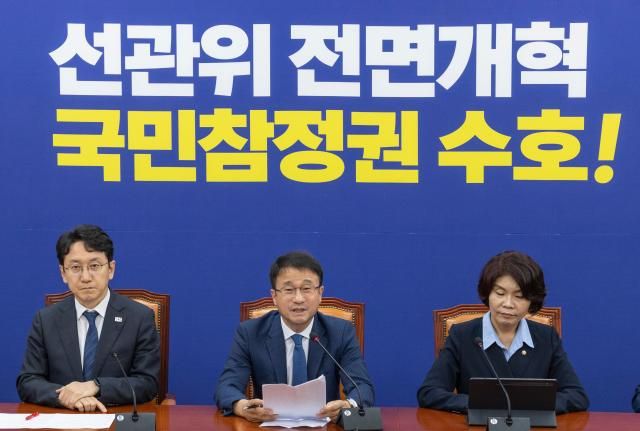 한병도 더불어민주당 당 대표 직무대행 겸 원내대표가 14일 국회에서 열린 원내대책회의에서 발언하고 있다 사진연합뉴스 