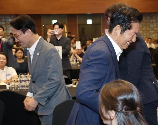 지난달 28일 경기 광주시 곤지암리조트에서 민주당 청년 당선인 워크숍이 열린 가운데 축사를 마친 김민석 국무총리와 축사를 위해 단상으로 향하는 정청래 전 대표가 각자 이동하고 있다사진연합뉴스