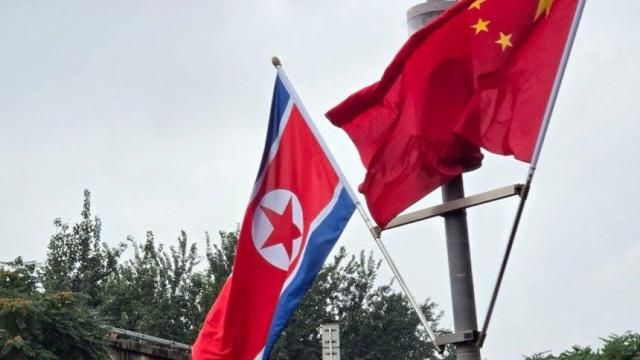 박태성 북한 내각 총리가 중국을 방문한 지난 10일 베이징 공항에서 시내로 이동하는 도로 양옆에 북한 인공기와 중국 오성홍기가 걸려있는 모습 사진연합뉴스 