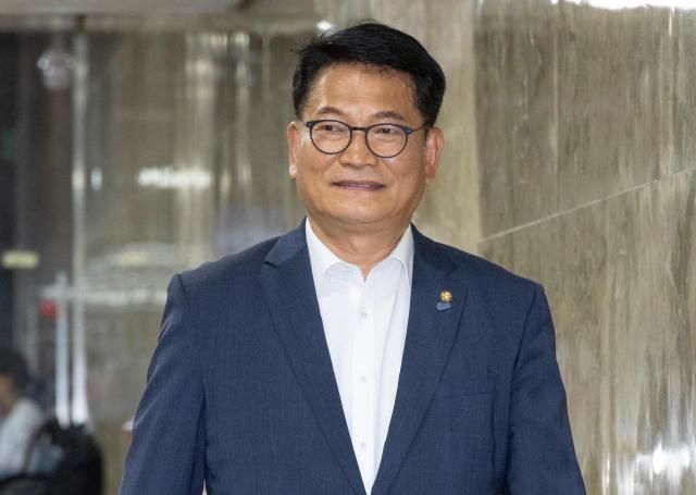 더불어민주당 8ㆍ17 전당대회에 당 대표 후보로 출마한 송영길 의원이 14일 국회에서 열린 의원 총회에 입장하고 있다 사진연합뉴스
