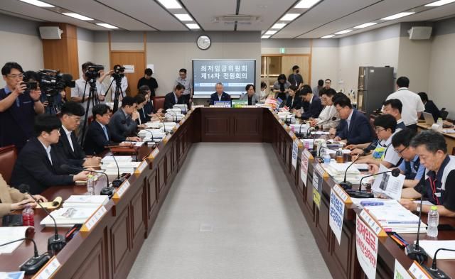 14일 정부세종청사 최저임금위원회에서 제14차 전원회의가 열리고 있다 사진연합뉴스
