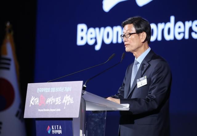 한국무역협회가 지난 14일 서울 삼성동 코엑스에서 개최한 ‘한국무역협회 창립 80주년 기념식’에서 윤진식 한국무역협회 회장이 개회사를 하고 있다 사진무협