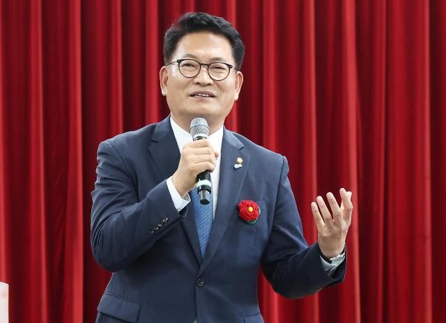 더불어민주당 당 대표 경선에 출마한 송영길 의원이 13일 경기도 성남시 분당구 새마을운동중앙연수원에서 열린 민주당 전국 시ㆍ도 노인위원장 워크숍에서 인사말을 하고 있다 사진연합뉴스