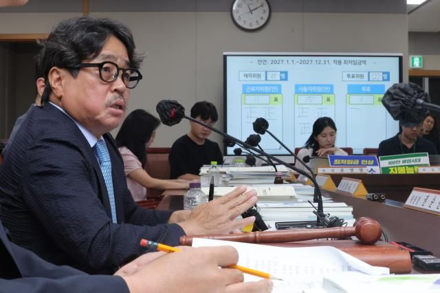 지난 14일 정부세종청사에서 열린 최저임금위원회 제14차 전원회의에서 내년도 최저임금이 시간당 1만700원으로 최종 결정된 뒤 권순원 최저임금위원장이 입장을 밝히고 있다 사진연합뉴스