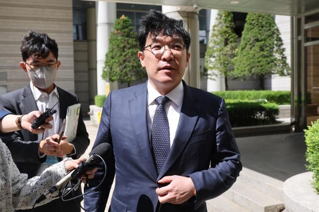 김건희 여사에게 고가의 그림을 건네고 공천을 청탁했다는 의혹을 받는 김상민 전 부장검사가 8일 서울 서초구 서울고등법원에서 열린 2심 선고 공판에서 징역형 집행유예를 선고받은 뒤 법정을 나서며 취재진에 입장을 밝히고 있다 사진연합뉴스