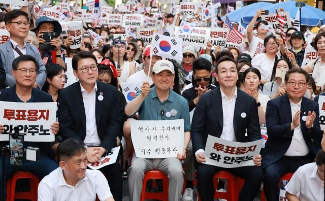 장동혁 국민의힘 대표가 지난 12일 부산 서면 하트광장에서 열린 참정권 침해 규탄 집회에 참석해 태극기를 흔들고 있다 사진연합뉴스