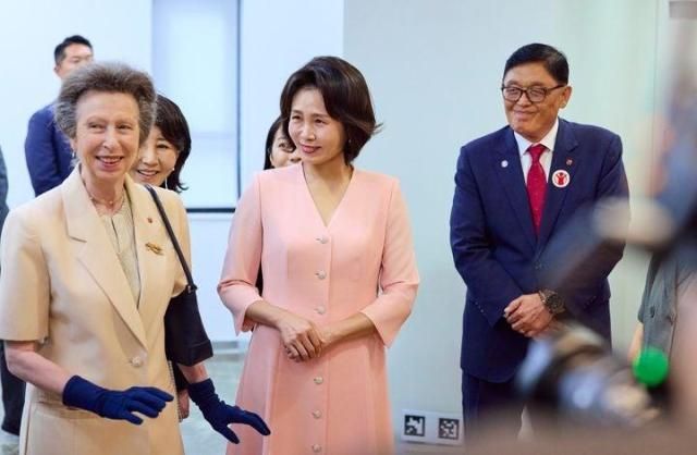 김혜경 여사가 15일 한국을 방문 중인 영국 앤 공주와 함께 서울 마포구 세이브더칠드런 코리아를 방문해 전시물 관련 설명을 듣고 있다 사진청와대