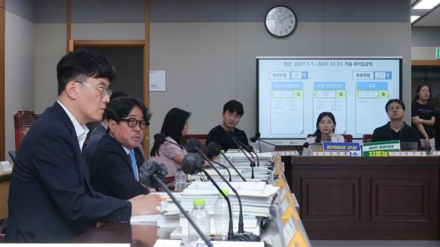 14일 정부세종청사에서 열린 최저임금위원회 제14차 전원회의에서 내년도 최저임금이 시간당 1만700원으로 최종 결정된 뒤 권순원 최저임금위원장이 입장을 밝히고 있다 이날 마지막 13차 수정안으로 근로자 측이 시간당 1만730원 사용자 측이 1만700원을 제시한 뒤 위원 27명을 대상으로 투표에 부쳐 근로자위원 안이 11표 사용자위원 안이 15표 무효표 1표로 사용자위원 안으로 의결됐다 
