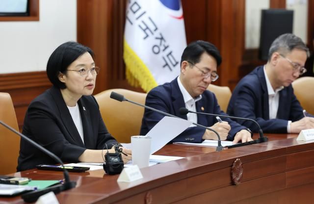 한성숙 국무총리왼쪽가 15일 정부서울청사에서 열린 비상경제점검회의에서 발언하고 있다 사진연합뉴스